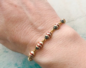Pulsera vintage de Joan Rivers con diseño de huevo, esmalte rojo, blanco y azul en tono dorado, ideas para regalos vintage, pulsera de mariquita de Joan Rivers
