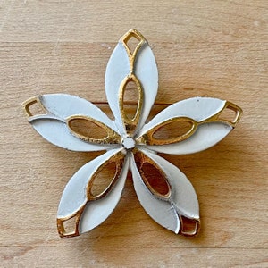 Vintage MCM goldfarbene weiße Emaille fünf Blütenblatt Blumenbrosche, Mitte des Jahrhunderts moderne Blumenbrosche, Vintage Geschenkideen, kitschige Blumenbrosche