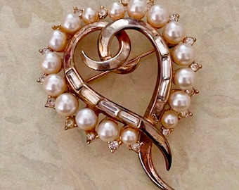 Broche de corazón dorado con colgante Trifari de corona vintage, joyería Trifari, broche de San Valentín Trifari, ideas de regalo vintage, broche romántico de corazón