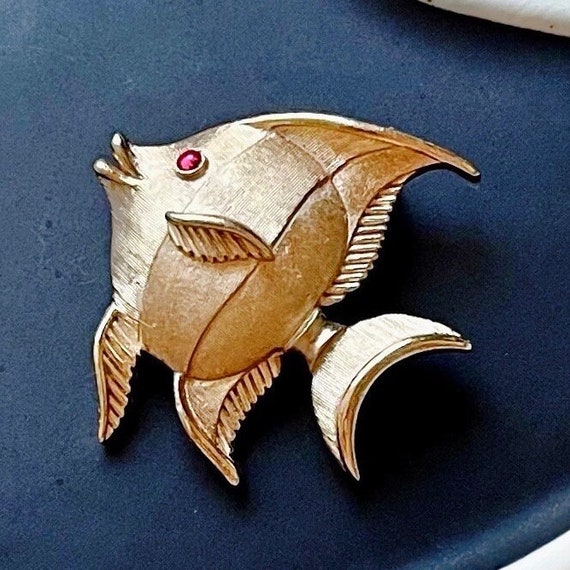 Vintage Trifari Textured Gold Tone Angel Fish Bro… - image 2