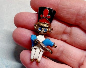 Broche de solapa vintage de Cascanueces en tono dorado, broche navideño de Cascanueces, joyería navideña, ideas de regalos vintage, ideas de regalos navideños para profesores