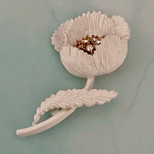 Vintage Crown Trifari Gold Tone White Enamel Flower Stem Brooch, Trifari White Enamel Flower Brooch, Trifari Jewelry, Vintage Gift Ideas