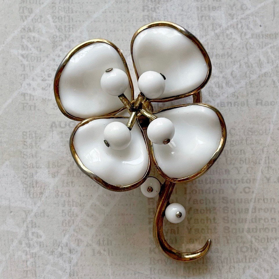 Trifari flower brooch - Etsy 日本 Trifari flower brooch - Etsy 日本