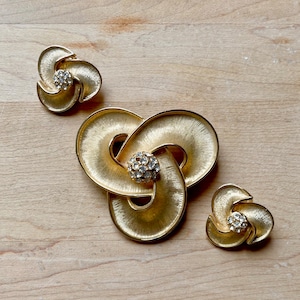 Vintage texturierte Gold Ton Cosmic Circles Brosche und Clip Ohrring Demi Parure Set, Gold Ton klare Strass Brosche Ohrring Demi Parure Set