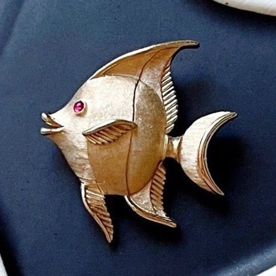 Vintage Trifari Textured Gold Tone Angel Fish Bro… - image 1