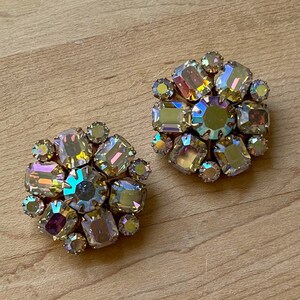 Vintage Weiss gesigneerde Aurora Borealis strass clip-on oorbellen, Kitschy Weiss gesigneerde clip-on oorbellen, unieke vintage pin-up oorbellen