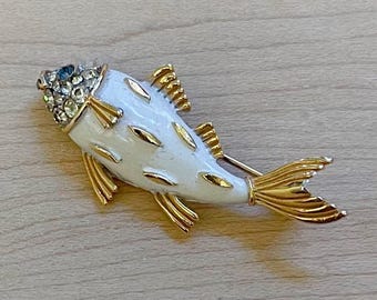 Broche de pez con corona vintage Trifari, esmalte blanco dorado texturizado y diamantes de imitación transparentes. Broche de pez Trifari. Joyería Trifari. Ideas de regalo Trifari.