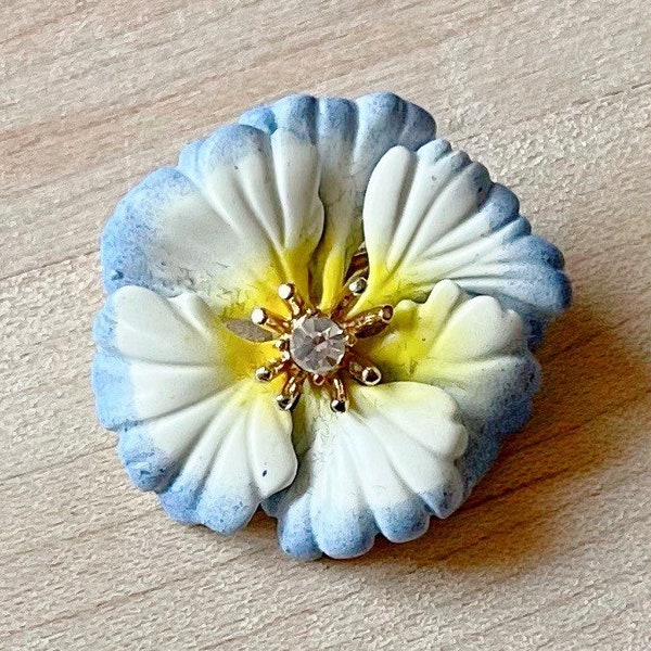 Vintage Joan Rivers Signed White and Periwinkle Blue Enamel Pansy Flower Brooch, Joan Rivers Jewelry, Vintage Gift Ideas, Pansy Flower Pin