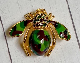 Broche vintage de abeja con esmalte de camuflaje verde dorado de Joan Rivers, joyas de Joan Rivers, ideas de regalos vintage, broche de abeja con camuflaje de Joan Rivers