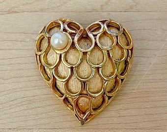 Broche vintage Boucher de corazón dorado con perla, broche de corazón Boucher, broche vintage de Marcel Boucher, joyas Boucher, ideas de regalos vintage