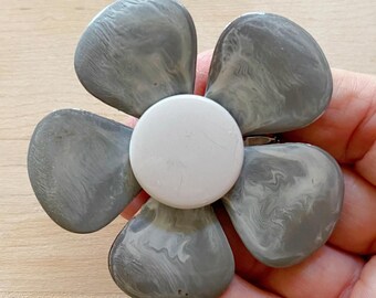 Broche vintage de flor esmaltada con remolino gris, broche de flor esmaltada en blanco y gris, ideas de regalo vintage, broche de flor kitsch, broche de pin-up con estilo