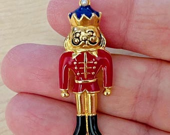 Broche de cascanueces vintage dorado, broche de cascanueces con esmalte rojo, joyería navideña, ideas de regalos vintage, broche festivo.