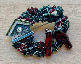 Broche de corona vintage en tono peltre, broche de corona con 2 cardenales rojos, broche de corona navideña, joyería navideña, ideas de regalos vintage