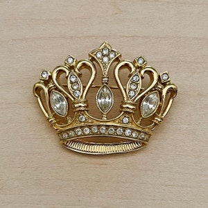 Broche de corona de diamantes de imitación transparentes en tono dorado de Kenneth Jay Lane (KJL) para Avon, broche de corona de KJL, ideas de regalos vintage, broche de corona único