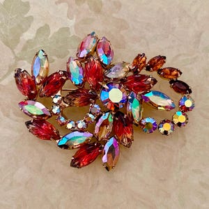 Vintage Juliana-stijl goudkleurige wortelbier gegoten blad cabochon bloem sproeipin, sierlijke Juliana topaas cabochon broche, vintage cadeau-ideeën