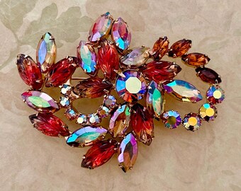 Broche vintage estilo Juliana con flor de cabujones moldeados en tono dorado, broche adornado con topacio Juliana y cabujón, ideas para regalos vintage.