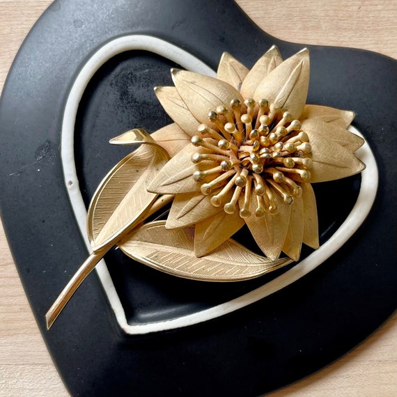 Vintage Textured Gold Tone Flower Stem Brooch, Vi… - image 2