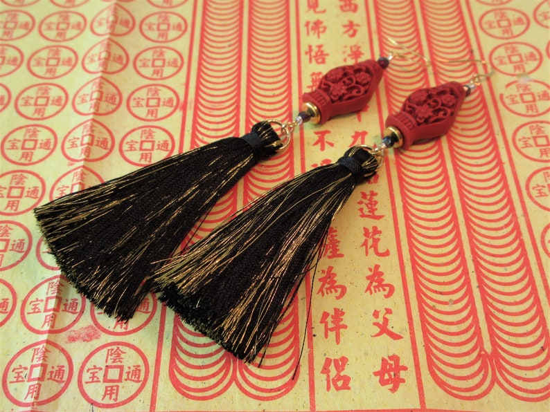 Oriental Asian jewelry vintage red cinnabar fringe earrings black /& gold tassels Ginger jar earrings Chinoiserie 5.25 shoulder dusters