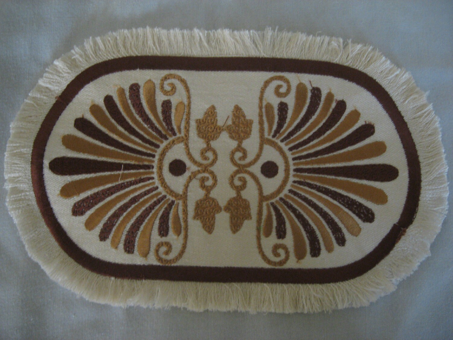 Große Art Deco Teppich auf Beige-samt mit Gold und Bronze ...