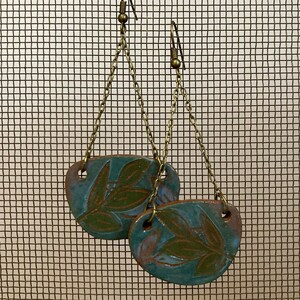 Orecchini in ceramica dipinta - Strati di foglie