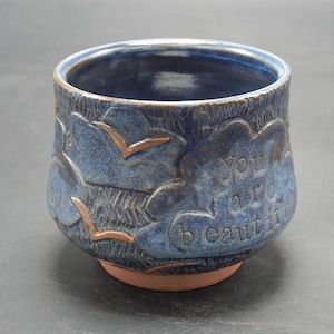 Geschnitzte Steinzeug Tasse - Blaue Wolke Design, Inspirational Keramik