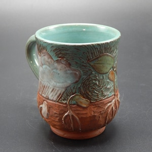 Puede incluir: Un juego de tres tazas de cerámica con un acabado mate moteado. Las tazas son de color crema, gris claro y gris oscuro. Cada taza tiene un diseño simple y minimalista y un asa redondeada.