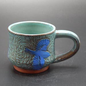 Tazza con uccellino blu - Ceramica realizzata a mano con decorazione a cielo e uccelli