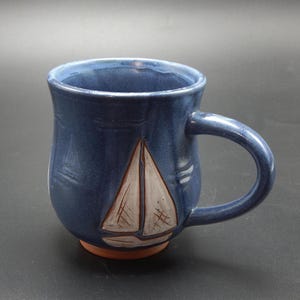 Taza de cerámica con diseño de velero fantasma en un lago azul - Cerámica hecha a mano - Arcilla pintada y tallada