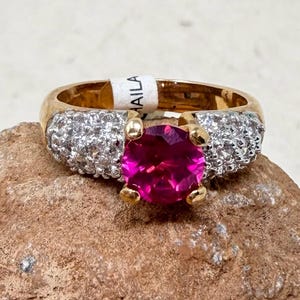 Bague de cocktail vintage des années 1990 avec rubis galvanisé et zircone cubique, taille 9