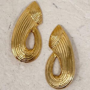 MODERNIST GEOMETRIC Atemberaubende Vintage 1980s glänzende Gold-Ton texturierte Ohrclips New Old Stock NOS