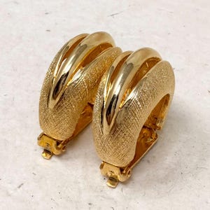 LES BERNARD Vintage 1980s 1990s Matte & Shiny Gold Textured Hoop Clip On Earrings New Old Stock NOS