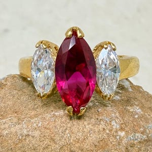 Bague de cocktail CZ rubis et rubis plaqué or vintage des années 1990, taille 8