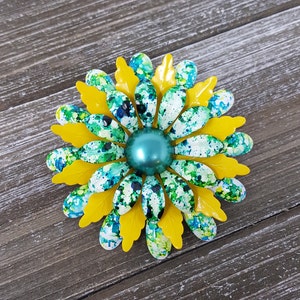 Vintage emaille bloem Pin, Tye Dye, groen, geel & wit, Mod bloem Pin, Retro Statement sieraden, accessoires, nieuwe oude voorraad NOS dode inventaris