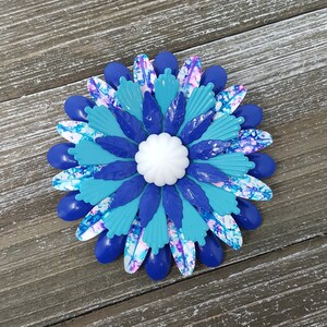 Vintage Emaille Flower Pin, Tye Dye Blue, White & Pink, Mod Flower Pin, Retro Statement Sieraden, Accessoires, New Old Stock NOS Deadstock