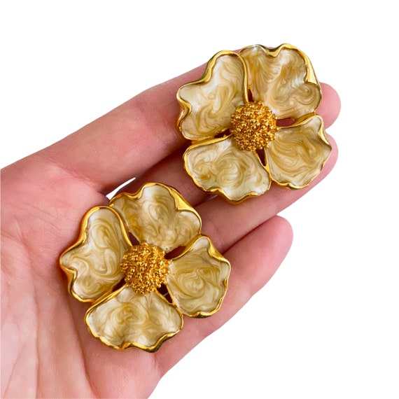 Vintage 1980s Beige Enamel Gold Tone Flower Clip … - image 1
