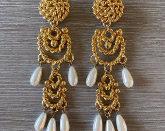 Impresionante vintage BLANCA cuerda de oro y perla colgante hombro plumero declaración clip en pendientes