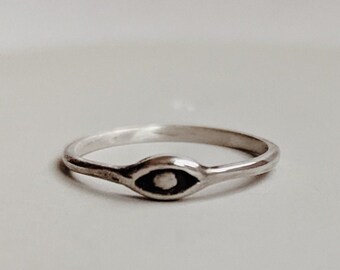 Protective eye ring, silver