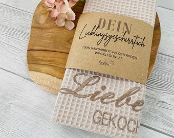 Geschirrtuch mit Stickerei | Waffelstoff Küchentuch "Mit Liebe gekocht" | Individuell besticktes Tuch aus Waffelpique