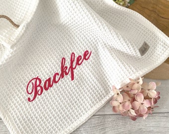 Geschirrtuch mit Stickerei | Waffelstoff Küchentuch "Backfee" | Individuell besticktes Tuch aus Waffelpique weiß pink