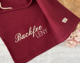 Geschirrtuch personalisierbar | Waffelstoff Küchentuch "Backfee + Dein Name" | Individuell besticktes Tuch aus Waffelpique bordeaux