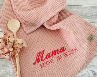 Tea towel with embroidery | Waffle fabric kitchen towel "Mom cooks best" | Individually embroidered cloth made of waffle pique