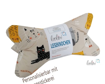 Leseknochen | Personalisierbar mit Namen | Ergonomisches Kissen | Nackenkissen | Cool Cats