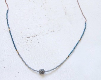 collier perles grises et bleues homme