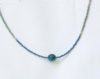 Collier perles bleu turquoise / vert / bronze homme