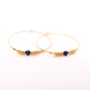 Grandes créoles dorées à l'or fin, lapis lazuli et petits anneaux zdjęcie 2