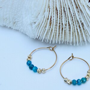 Small gold-colored hoop earrings in stainless steel and natural blue apatite pearls image 2