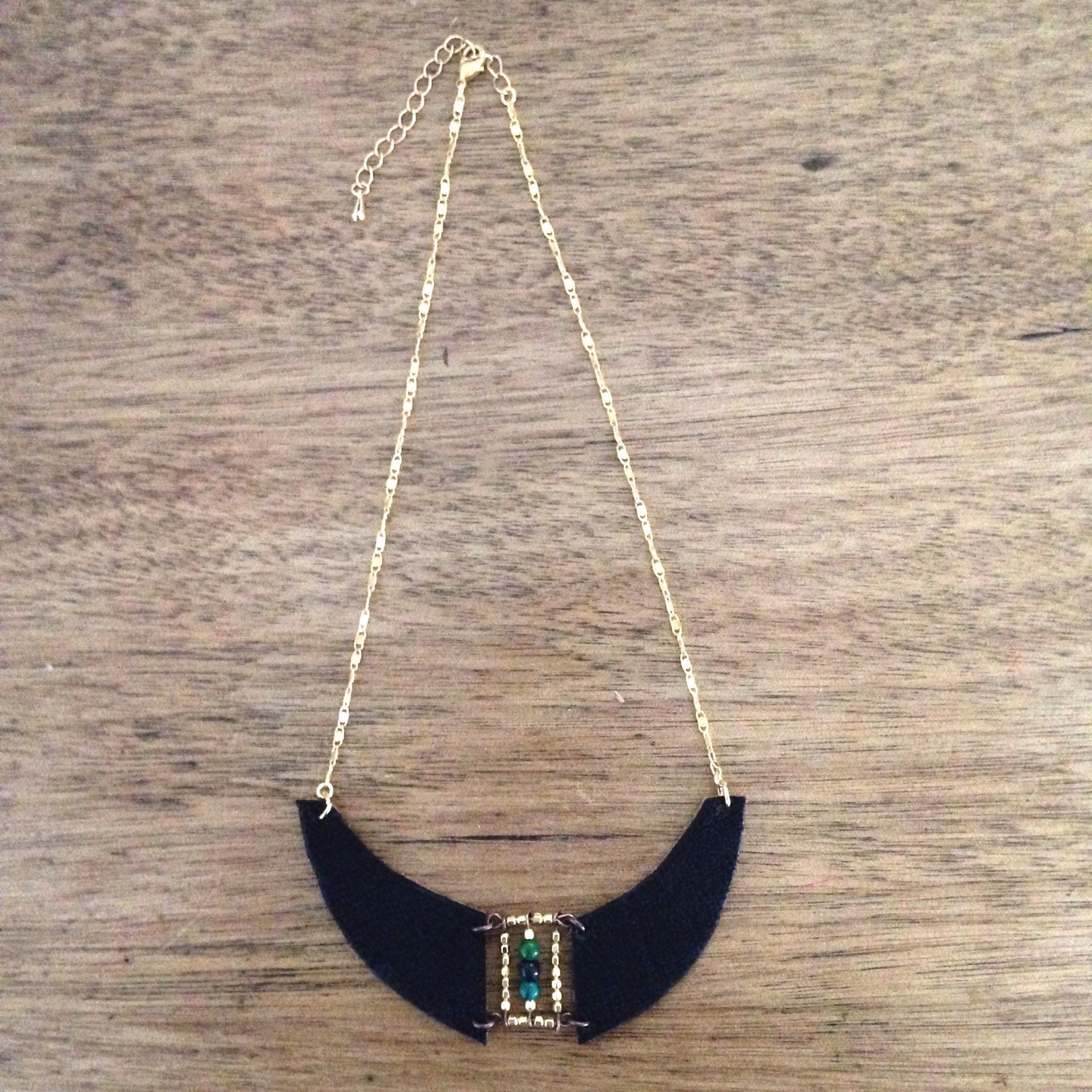 Collier Plastron Doré Avec Perles Nacrées - Bijou Occasion En Très Bon état