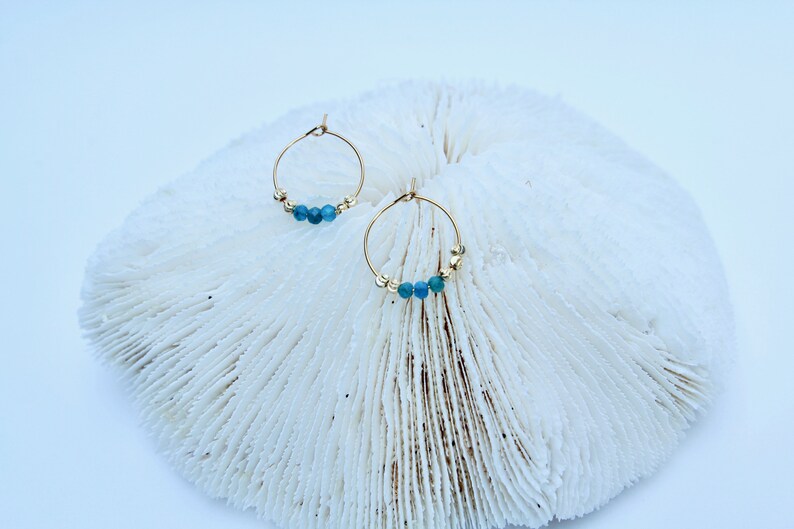 Small gold-colored hoop earrings in stainless steel and natural blue apatite pearls image 5