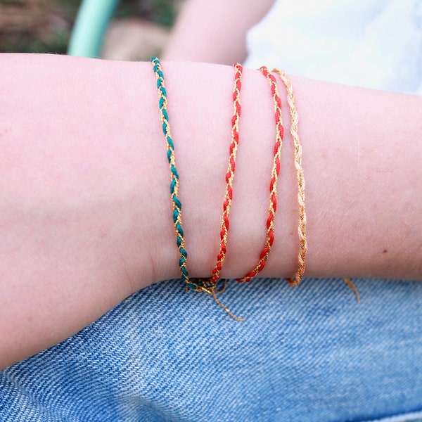 Bracelet tressé très fin, chaîne dorée à  or fin tressée avec fil vert, rouge, rose nue