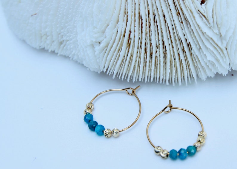 Small gold-colored hoop earrings in stainless steel and natural blue apatite pearls image 2